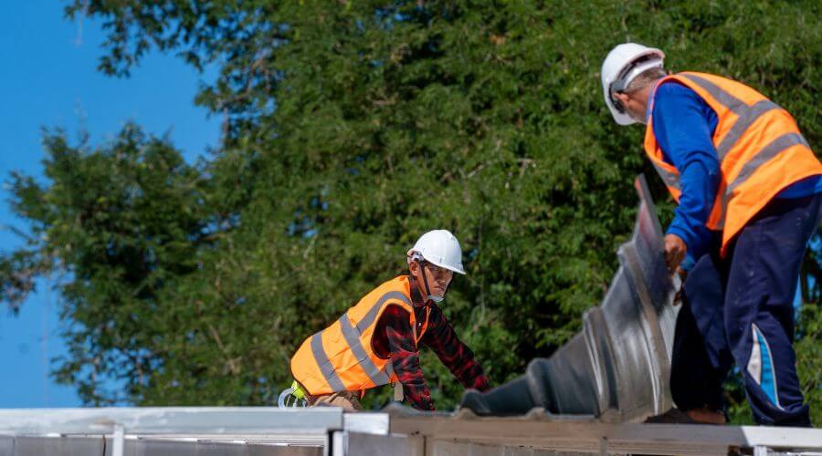 Professional gutter cleaning in Howe, OK